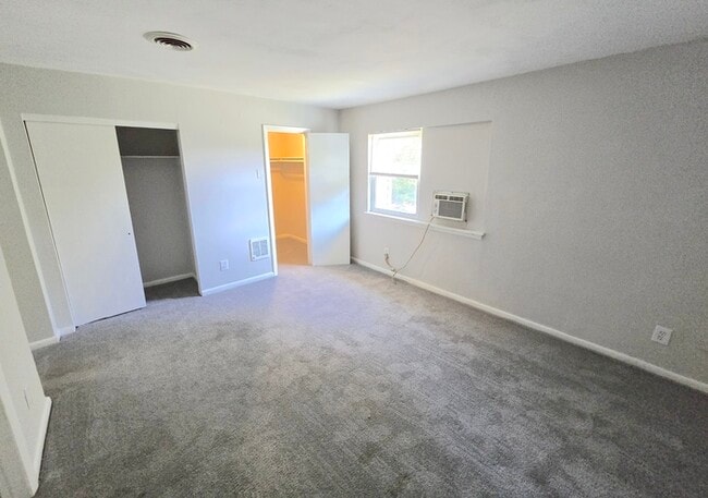 Building Photo - BEAUTIFUL TWO BEDROOM 1.5 BATHROOM APARTME...
