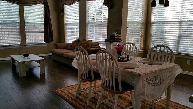 Building Photo - 3 Candle Pine Pl