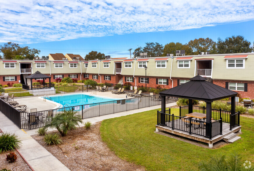 Courtyard with Pavilions, Grill's & Pool - Greenbriar Apartments