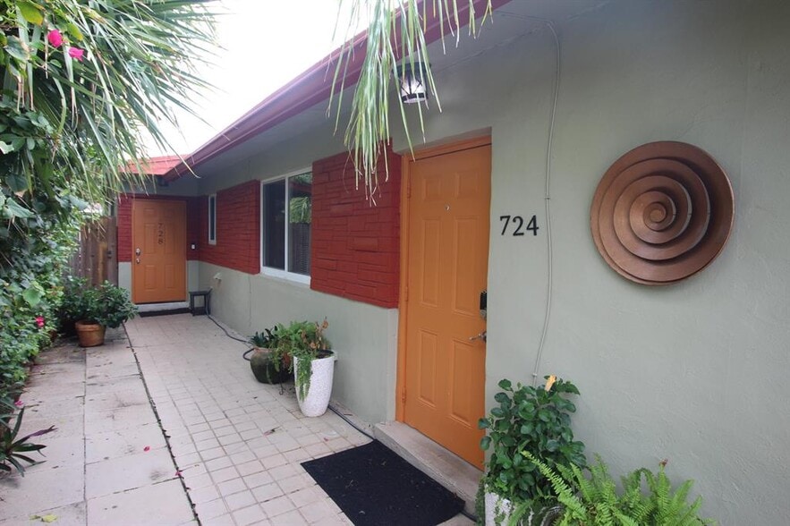 Building Photo - 724 NE 23rd Dr