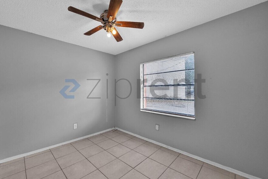 Building Photo - Unit 2