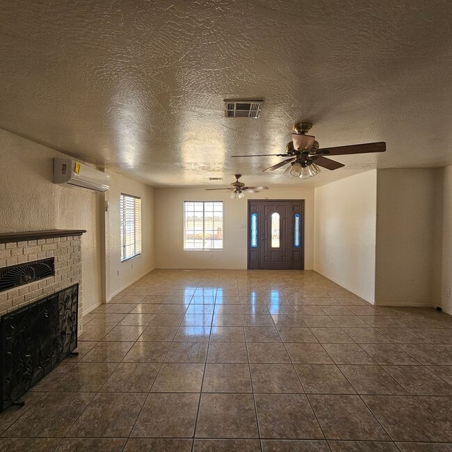 Building Photo - 3 bedroom/2 bath home for Rent