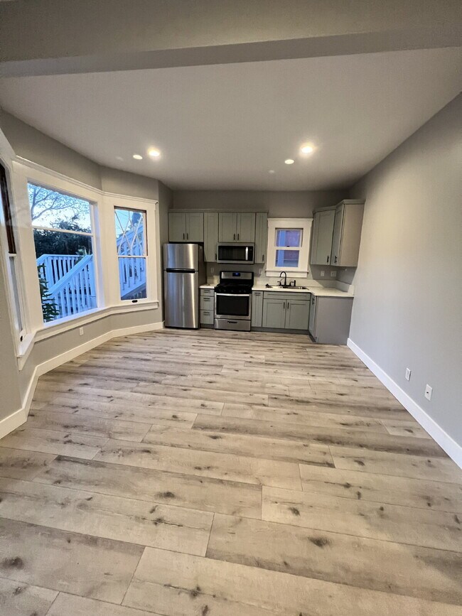 Building Photo - Fully renovated 2bed/1bath with private, gated porch, in-unit washer/dryer!