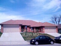 Building Photo - 2307 W Parkview Ave