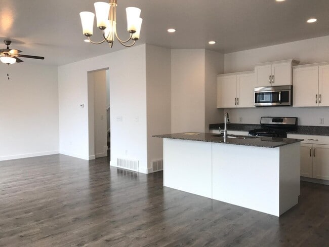 Building Photo - Spacious 4 BR Home with POOL and Clubhouse...