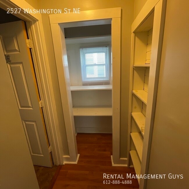 Building Photo - 4 Bedroom Home! Updated Kitchen and Office!