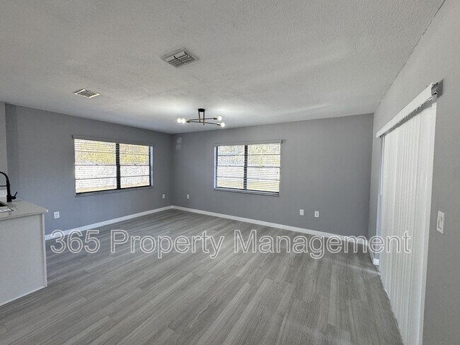 Building Photo - 3028 Clewiston St