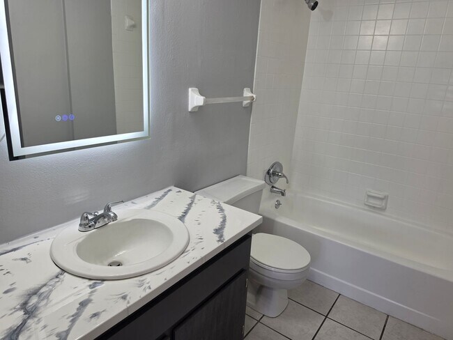 Building Photo - 2526 S Oak Ave