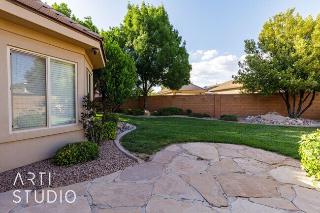 Building Photo - 4 Bedroom. 2/5 Bathroom Home in Meadow Val...