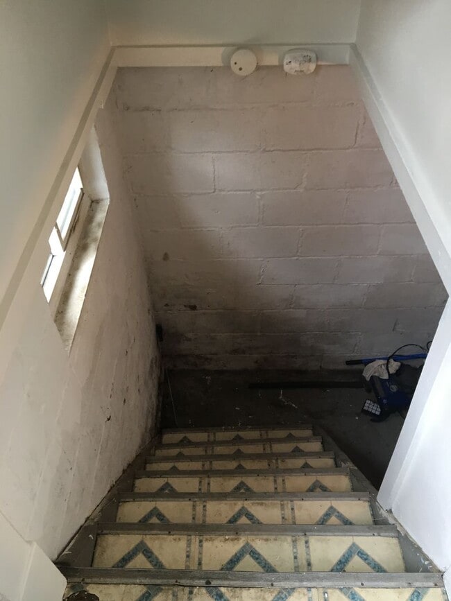 Building Photo - Awesome 3 BR 1 Bath Home with off street p...