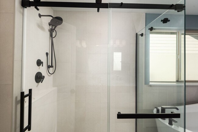 Building Photo - 4-Bedroom Home Near Pine Nursery Park Smar...