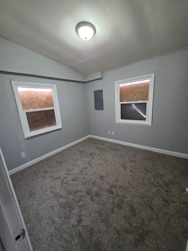 Building Photo - Nice 3 bed 1 bath