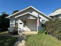 Building Photo - $950 - 2 Bed 1 Bath Home
