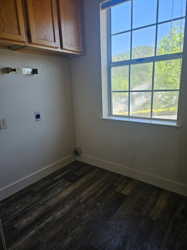 Building Photo - Greenley Oaks Townhome
