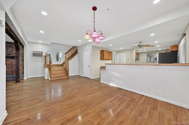 Building Photo - 32 Quaker Hill Rd