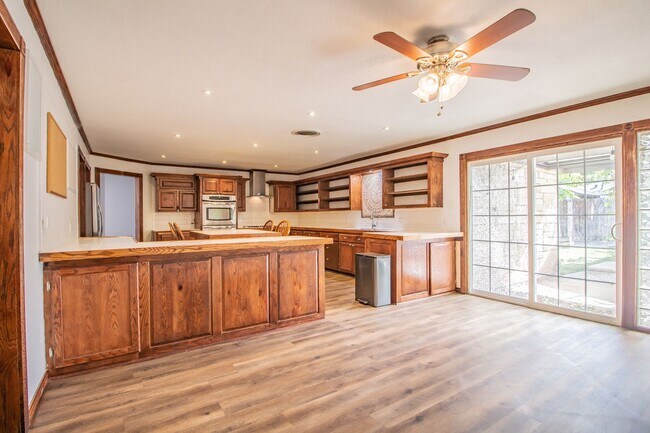 Building Photo - Spacious & Updated 4/2