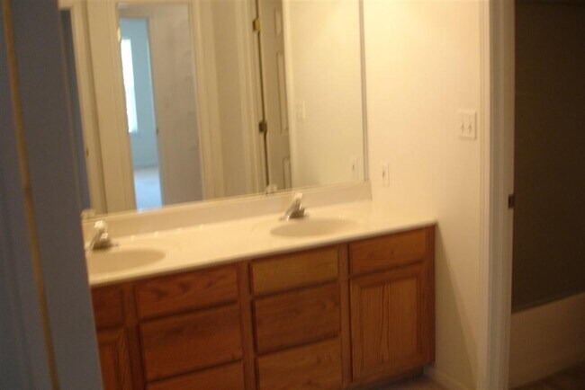 Building Photo - 4518 Waterloo Dr