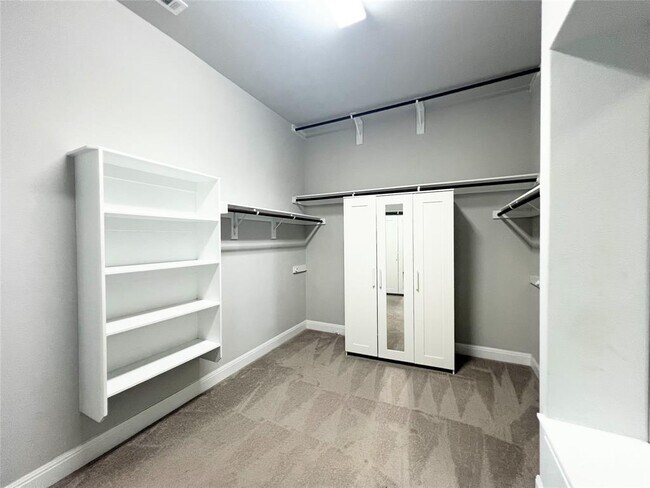 Building Photo - 2700 Hudson Ln