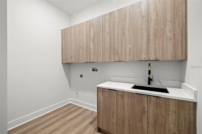 Building Photo - 1017 W Coral St