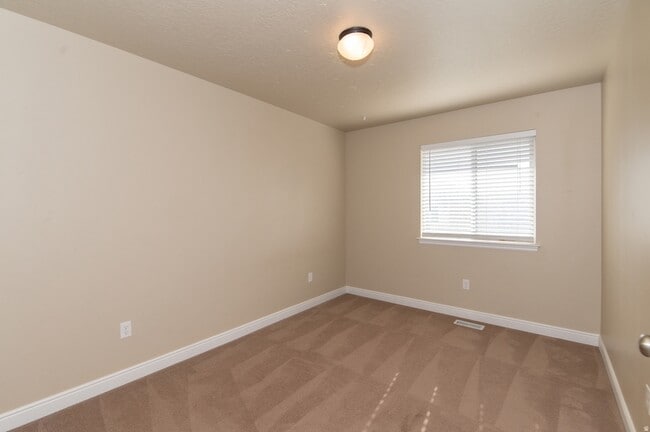 Building Photo - 3201 W Desert Lily Dr