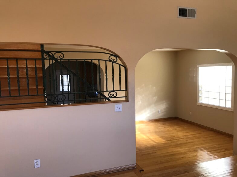 Building Photo - 1304 Mackay Ln