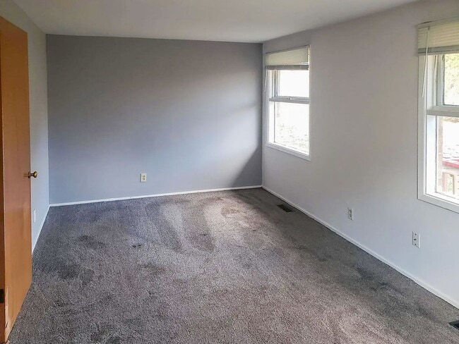 Building Photo - For Rent: 3 Bedroom Home with a Sunroom and Garage! Nice yard!