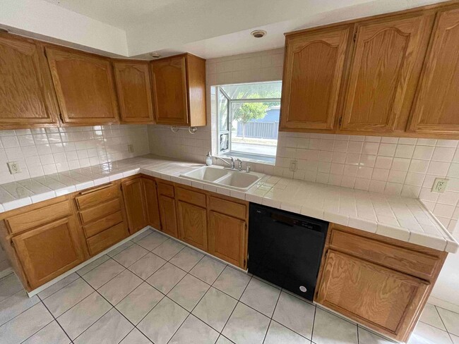 Building Photo - CENTRALLY LOCATED HOME IN BEVERLYWOOD!