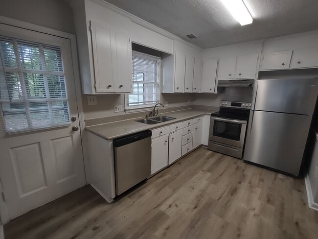 Building Photo - Pristine Duplex Home Located in the Lincol...