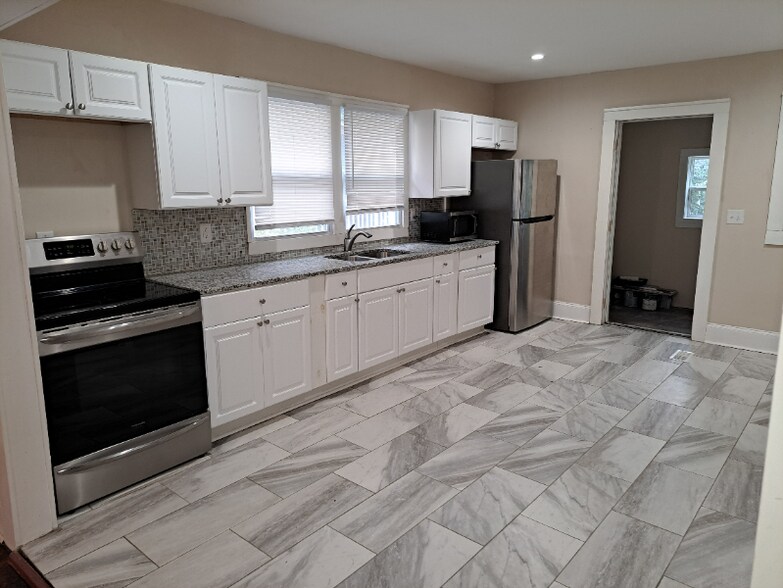 Building Photo - 609 W Garrison Blvd