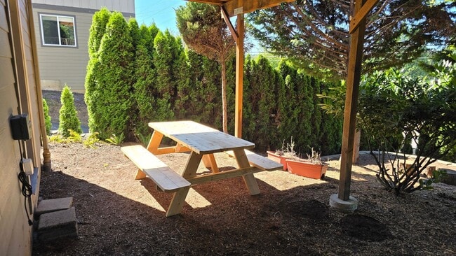 Building Photo - Spacious 3 Bedroom – Move-In Ready!