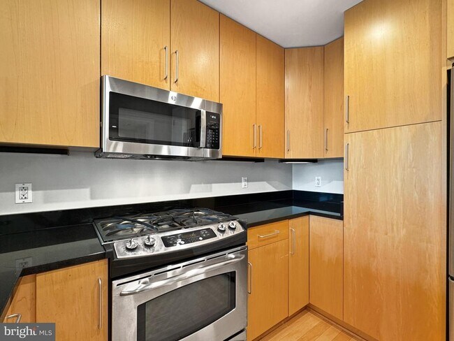 Building Photo - 8220 Crestwood Heights Dr
