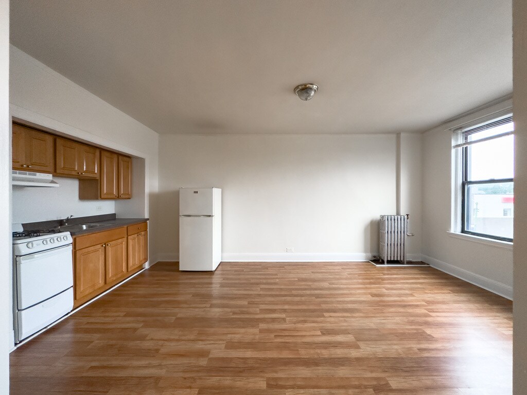 Building Photo - 3335 W Diversey Ave