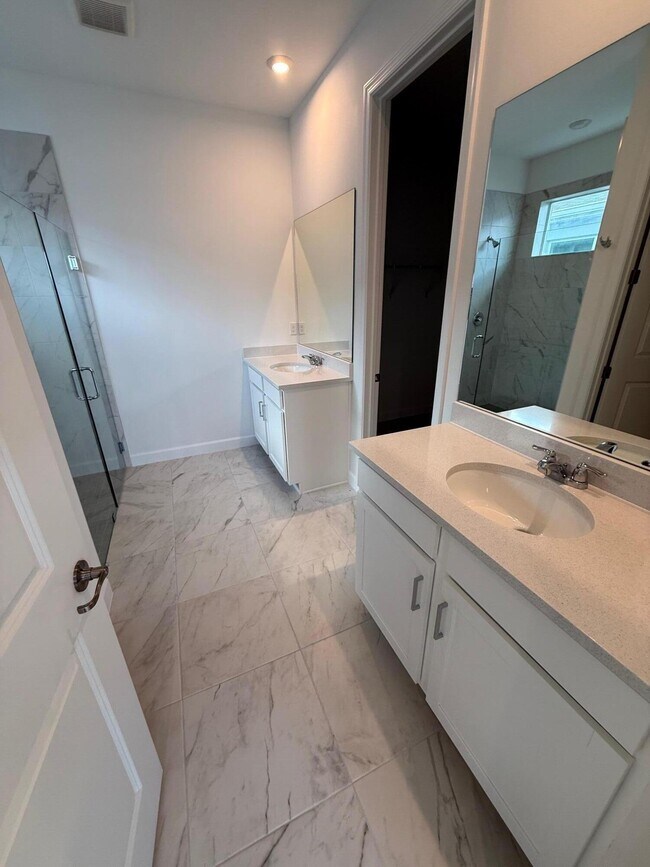 Building Photo - 13509 SW Bally Dr