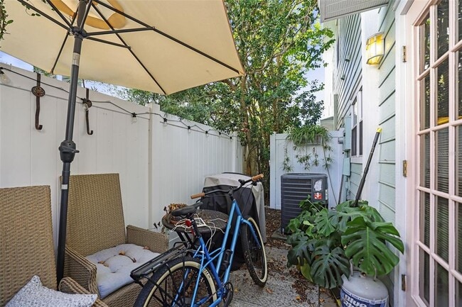 Building Photo - 632 Charles Ct S