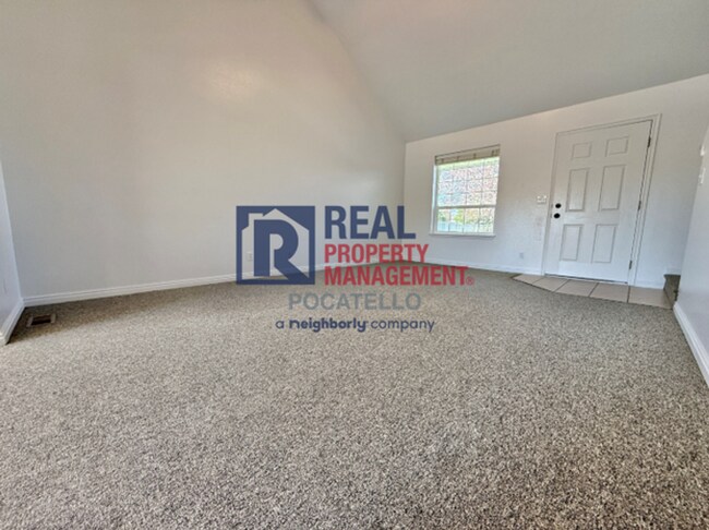 Building Photo - 5 Bedroom 3.5 Bath Duplex - 2 car garage