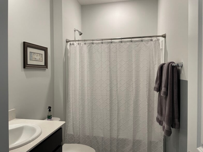 guest bathroom - 140 Oak Valley Ct