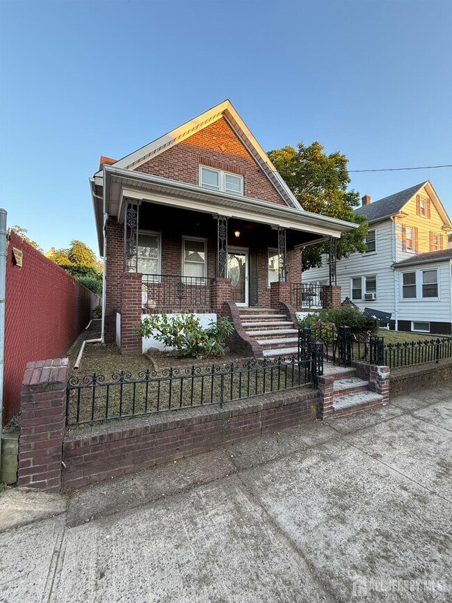 Building Photo - 90 Pershing Ave
