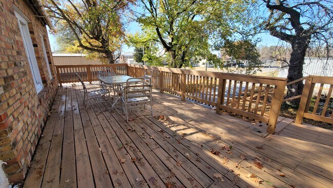 Building Photo - 1601 N Broadway St