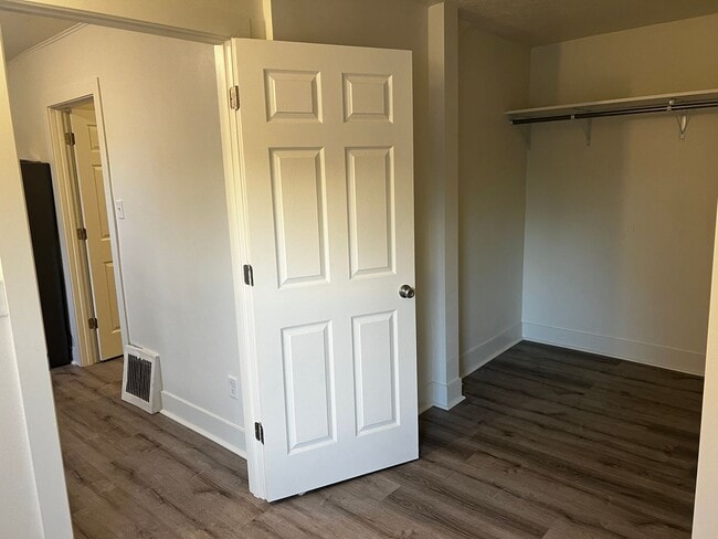 Building Photo - $950 Deposit $950 Rent