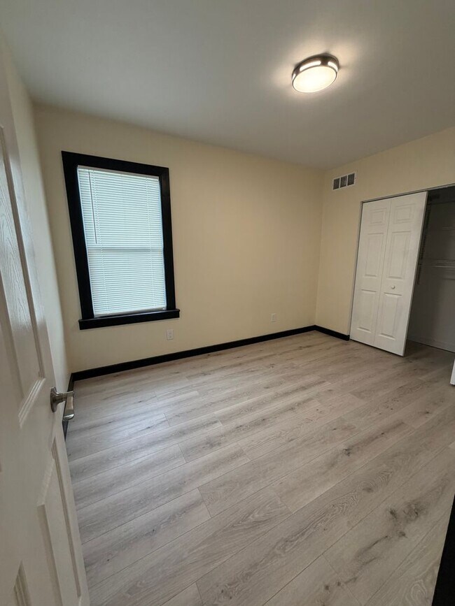 Building Photo - 4 bedroom townhouse