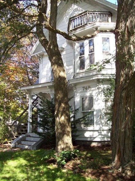 Building Photo - 749 Union St