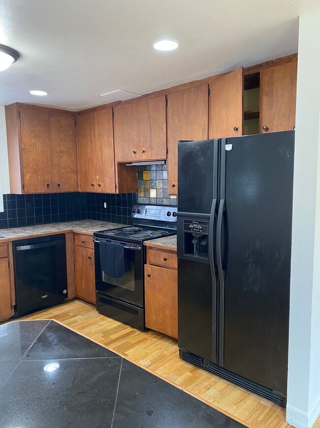 Building Photo - 4 bed 1 bath