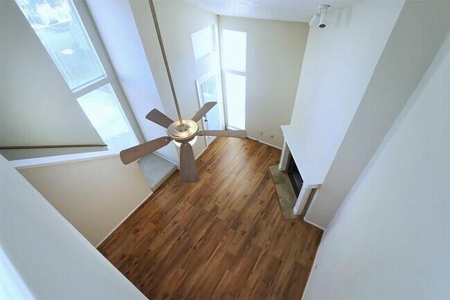 Building Photo - 10855 Meadowglen Ln