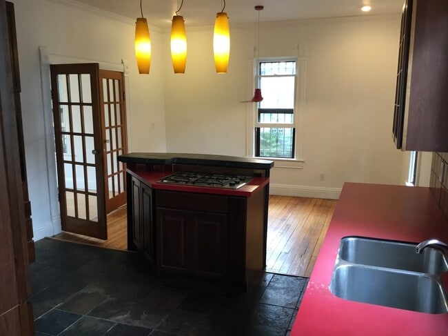 Building Photo - 831 S Cascade Ave