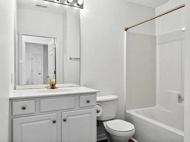 Building Photo - Beautiful 2 BR 2 BA condo in the heart of ...