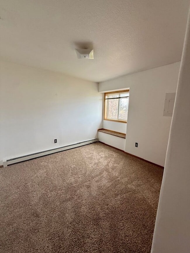 Building Photo - 2 Bedrooms 1 Bathroom - 4 Plex - Belgrade