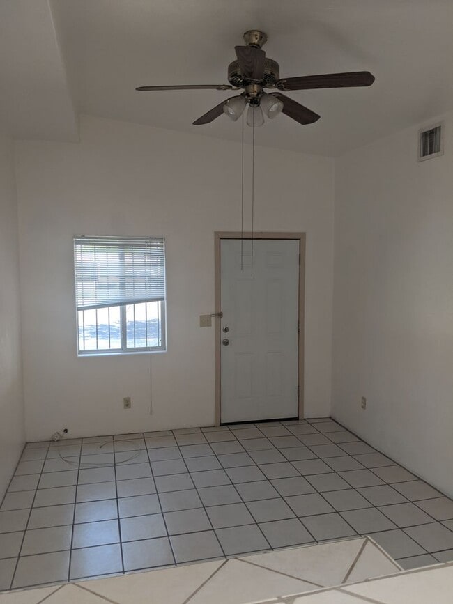 Building Photo - 1 Bedroom and 1 Bath Unit