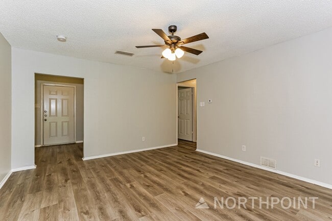 Building Photo - Mesmerizing Single Family Home | 3 BR/1.5 BA | 1-Car Covered Parking | Front and back yard!