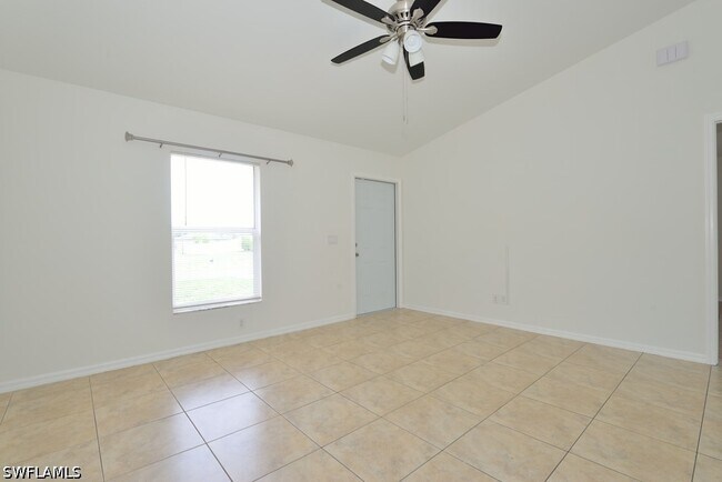 Building Photo - 907 NE 10th Terrace