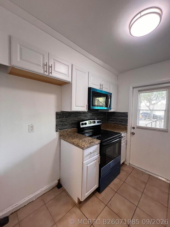 Building Photo - 645 SW 20th Ct